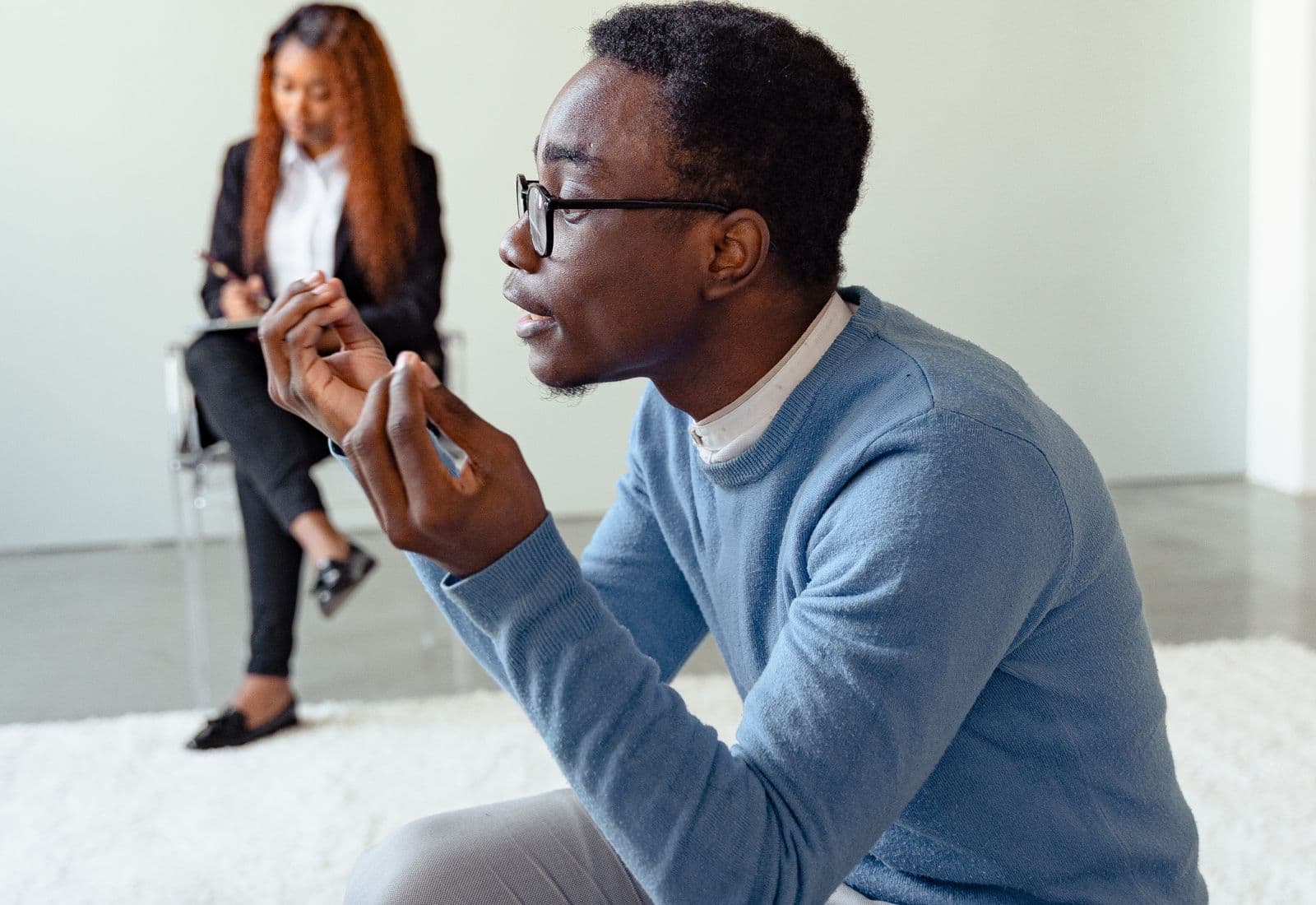 A man speaking openly with a counsellor during a one-to-one session